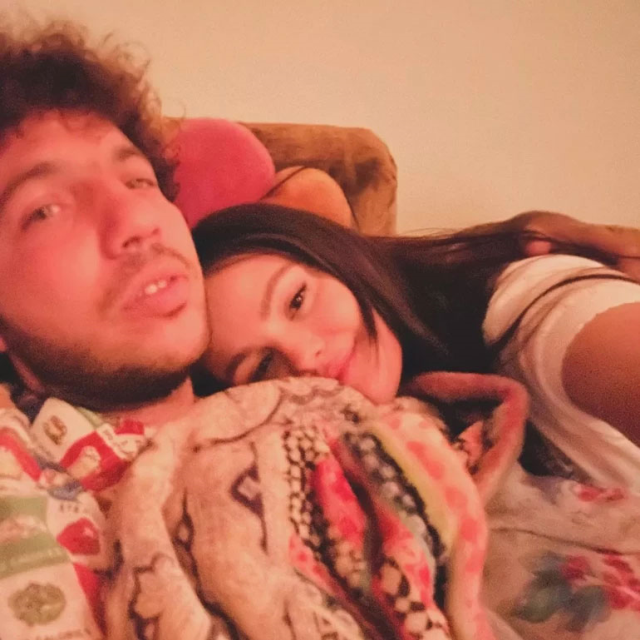 Selena Gomez'den bekarlığa unutulmaz veda! Beyazlara büründü, tül duvağını da taktı