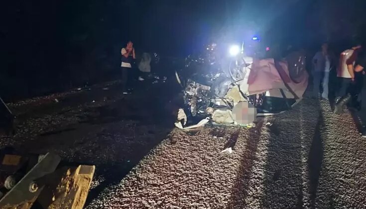 Çanakkale’de iki otomobil kafa kafaya çarpıştı: 6 kişi hayatını kaybetti