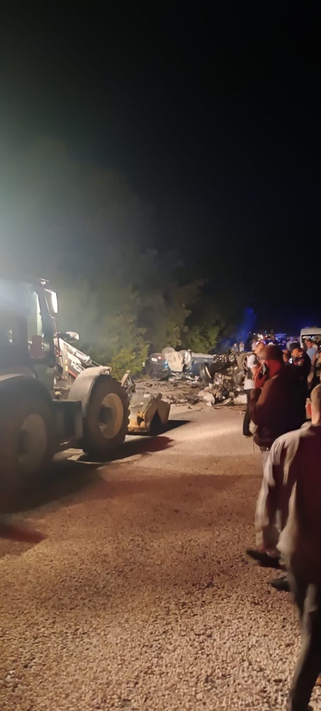 Çanakkale'de iki otomobil kafa kafaya çarpıştı: 6 kişi hayatını kaybetti