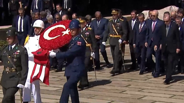 Devletin zirvesi Anıtkabir'de! Erdoğan'dan özel deftere çarpıcı not: Boş durmuyorlar