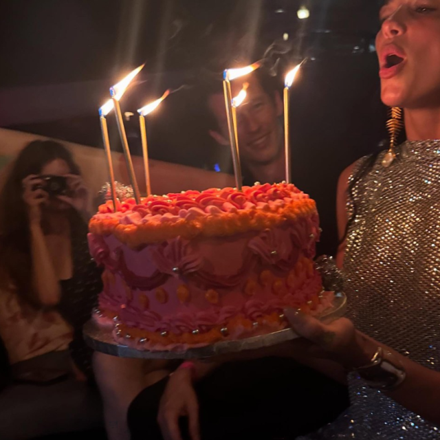 Dua Lipa, doğum gününde giydiği kıyafet ile ağızları açık bıraktı