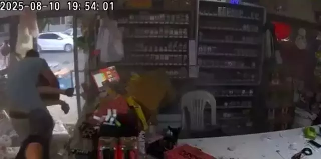 Balıkesir depremi market kamerasında! Ortalık savaş alanına dönmüş