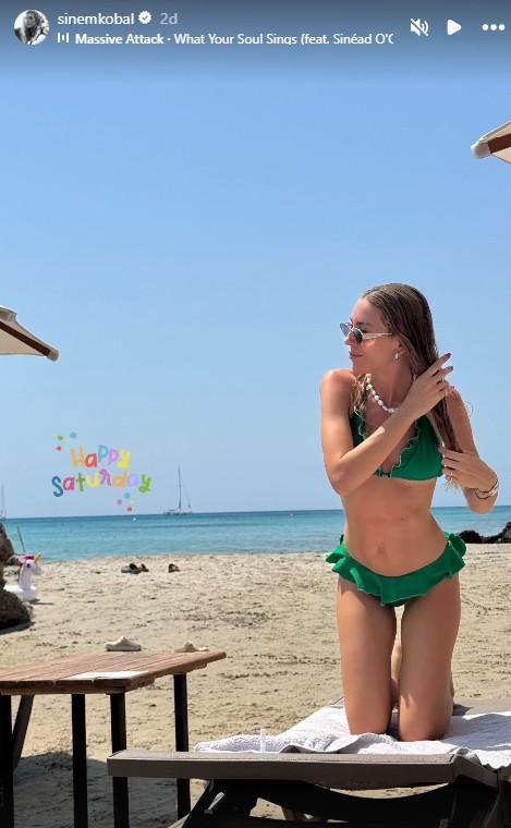 Sinem Kobal kızgın kumlarda güneşin tadını çıkardı