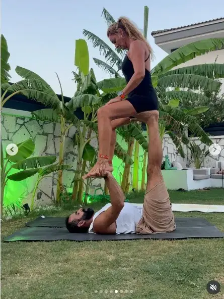 Tatilde bile sporu bırakmadı! Pınar Altuğ'dan yoga şovu