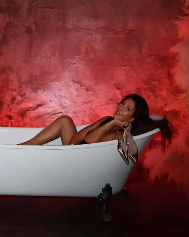 71 Yaşındaki Nükhet Duru'dan küvet pozu