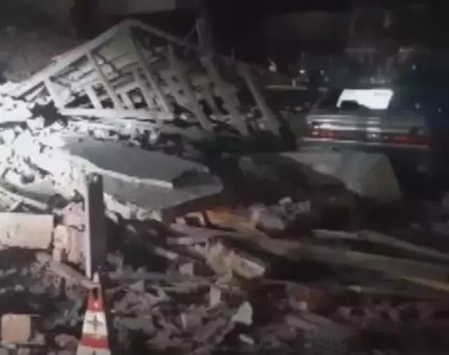 Balıkesir'den korkutan görüntüler! Yıkılan binalar var