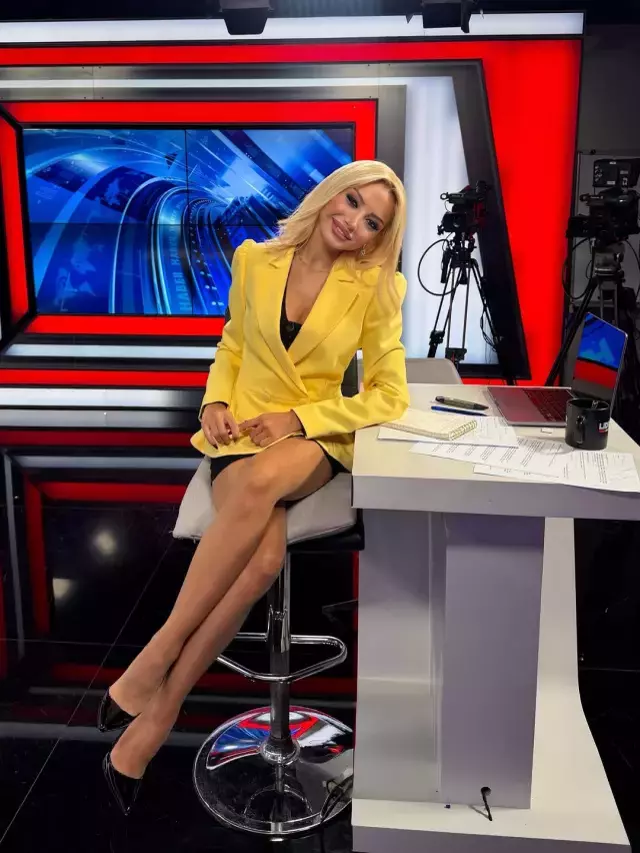 AK Partili isim tepki g&ouml;stermişti! İşte giyimiyle sınırları zorlayan o sunucu