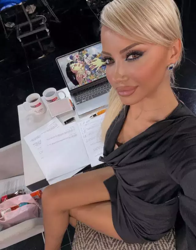 AK Partili isim tepki g&ouml;stermişti! İşte giyimiyle sınırları zorlayan o sunucu