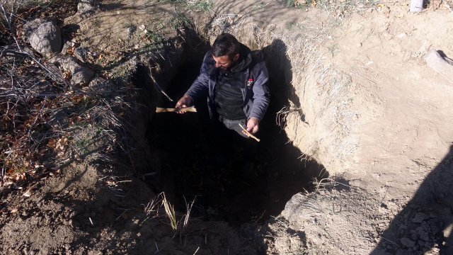 Altın bulmak için 600 yıllık mezarları kazıp kemikleri çıkardılar