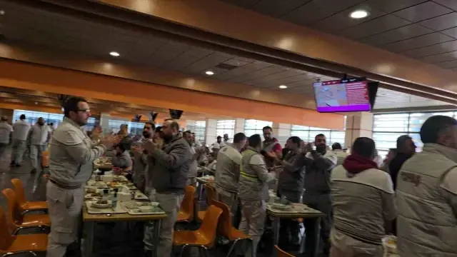 Türkiye'nin otomotiv devi Tofaş'ta isyan! İşçiler kazan kaldırdı Türkiye'nin otomotiv devi Tofaş'ta isyan! İşçiler kazan kaldırdı