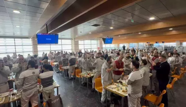 Türkiye'nin otomotiv devi Tofaş'ta isyan! İşçiler kazan kaldırdı Türkiye'nin otomotiv devi Tofaş'ta isyan! İşçiler kazan kaldırdı