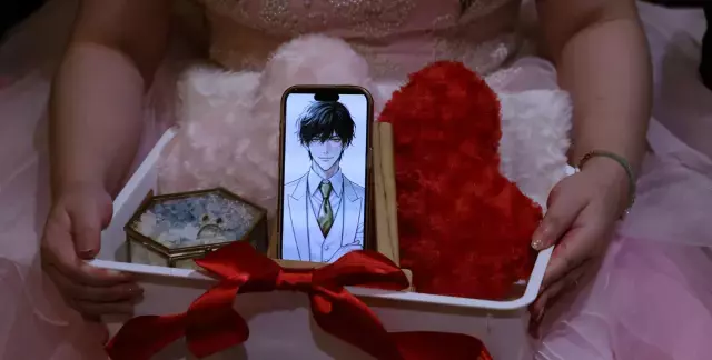 Japon kadın yapay zeka karakteri ile evlendi, gelinlik giyip d&uuml;ğ&uuml;n yaptı