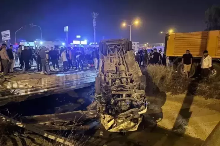 Otomobille çarpışıp sulama kanalına düştü, 10 kişi yaralandı 3 otomobille carpisip sulama kanalina dustu 10 19240327 9735 amp