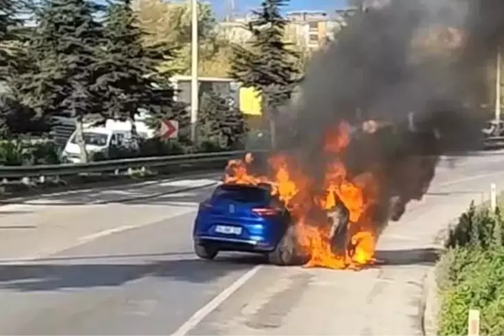 Süper Lig ekibinin yıldızı ölümden döndü! Aracı alev yandı 3 samsunsporlu musaba nin otomobili alev alev y 19334513 amp