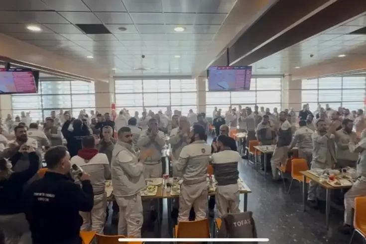 Türkiye'nin otomotiv devi Tofaş'ta isyan! İşçiler kazan kaldırdı 3 turkiye nin otomotiv devinde isyan isciler kazan 19366443 4592 amp