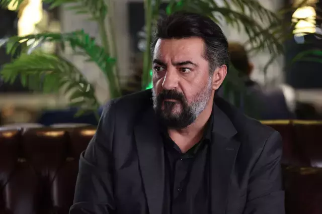 Oyuncu Celil Nalçakan'ın acı günü: Su gibi geldin, su gibi gittin kızım Oyuncu Celil Nalçakan'ın acı günü: Su gibi geldin, su gibi gittin kızım