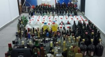 Ayvalık’ta Sahte İçki ve Kaçak Sigara Operasyonu: 2 Tutuklama